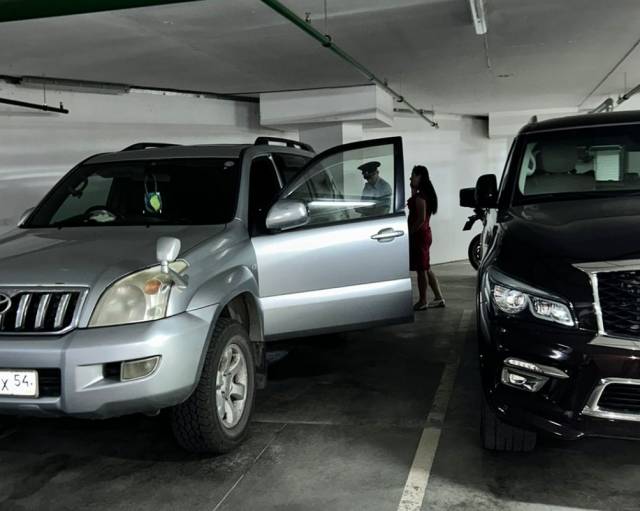 Испортили по заказу?: в бензобак внедорожника сибирячки залили неизвестную жидкость на парковке жилого дома