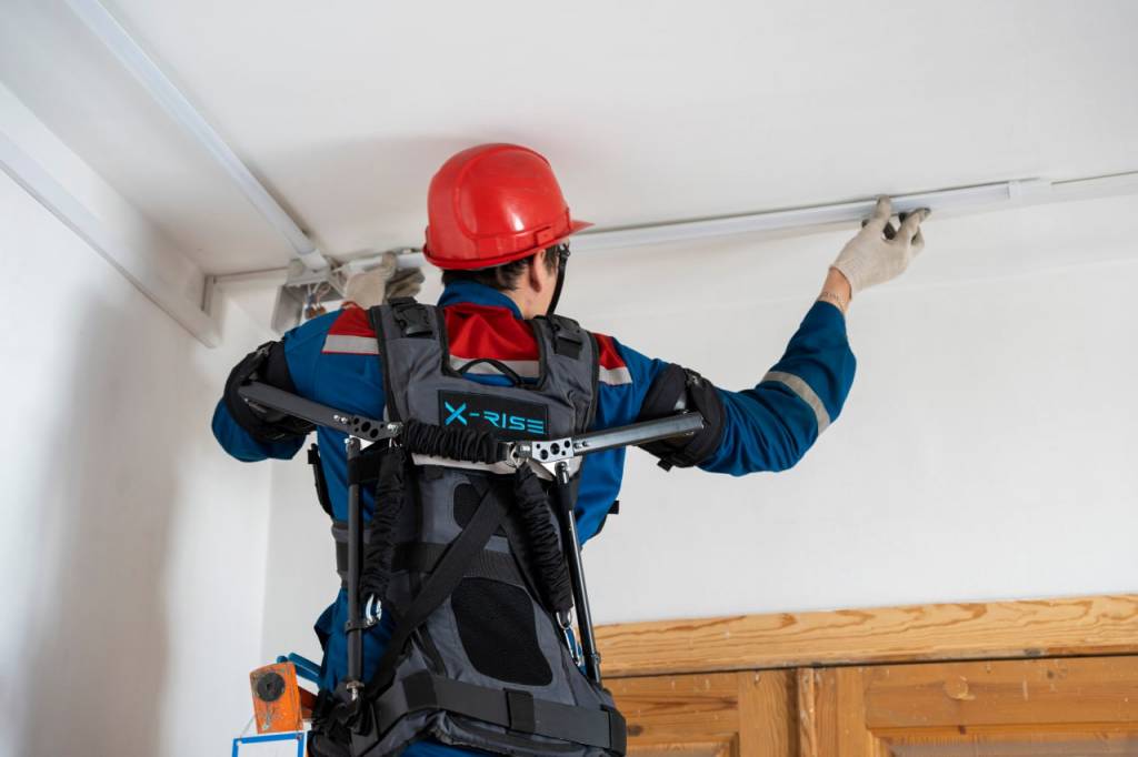 В Новосибирске коммунальщики тестируют экзоскелеты