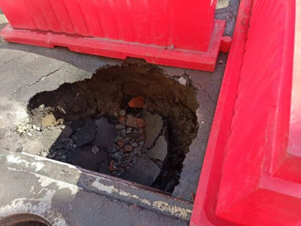 В Новосибирске прокуратура проведет проверку из-за ямы во дворе дома на Первомайской