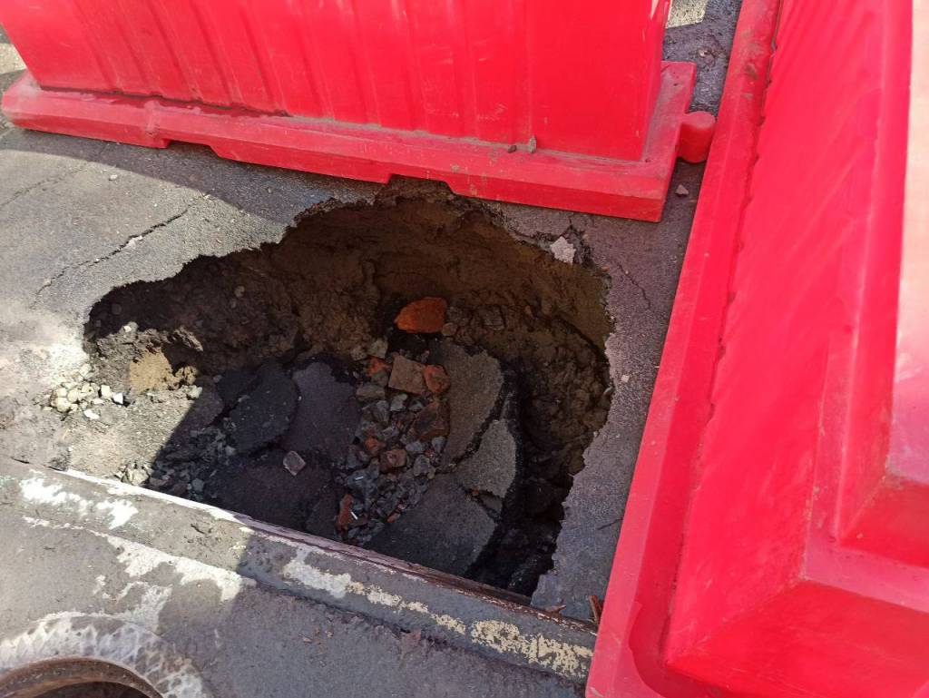 В Новосибирске прокуратура проведет проверку из-за ямы во дворе дома на Первомайской