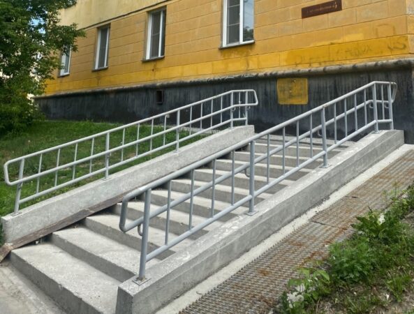 В Новосибирске ребенок сломал позвоночник на обледеневшей лестнице: судят сотрудника УК