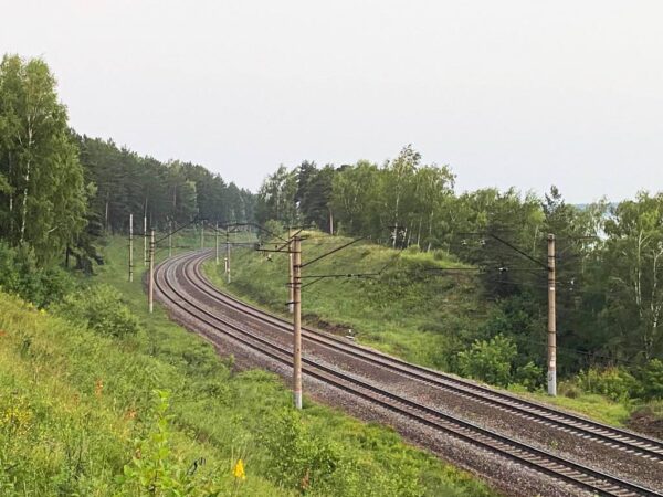 В новосибирском Академгородке поезд сбил 18-летнюю девушку