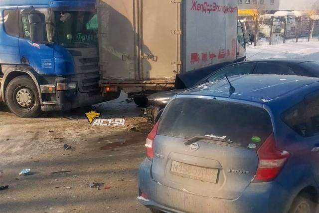 В Новосибирске произошло массовое ДТП с легковушками