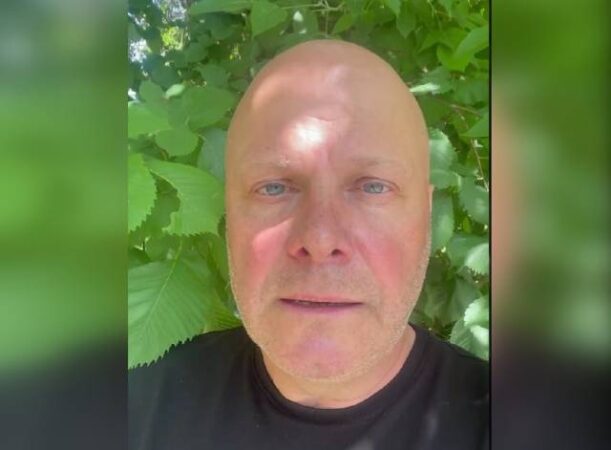 «Сожалею о произошедшем»: Алексей Кортнев извинился за непристойный жест в адрес сотрудника полиции в Новосибирске