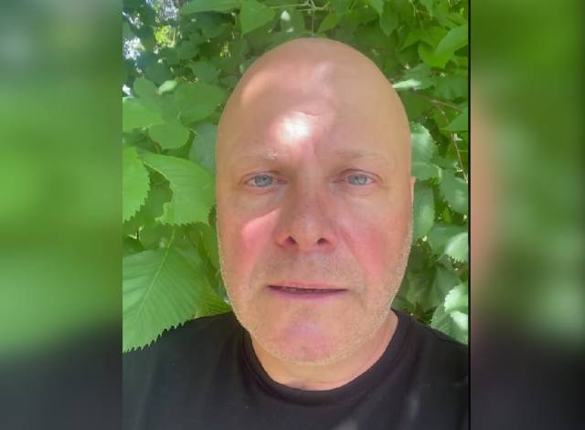 «Сожалею о произошедшем»: Алексей Кортнев извинился за непристойный жест в адрес сотрудника полиции в Новосибирске