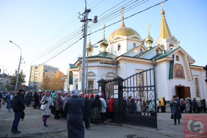 В Новосибирске с утра вновь выстроилась огромная очередь у Вознесенского собора
