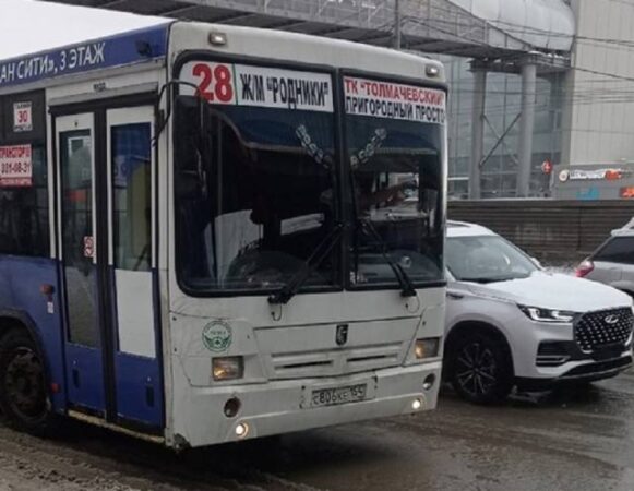 В Новосибирске кондуктор устроила скандал в автобусе из-за безналичной оплаты проезда