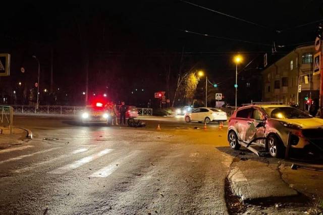 В Новосибирске 20-летний мотоциклист разбился в жёстком ДТП на Богдана Хмельницкого
