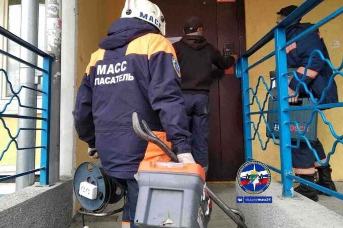 Двоих двухлетних малышей вызволили из запертой квартиры в Новосибирске