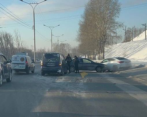 В Новосибирске три иномарки столкнулись и перегородили движение транспорта