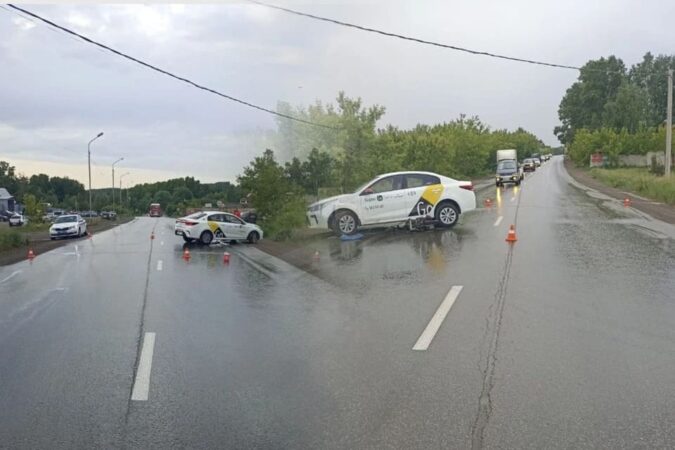 В Новосибирске водитель такси сбил 16-летнего подростка на мопеде без прав