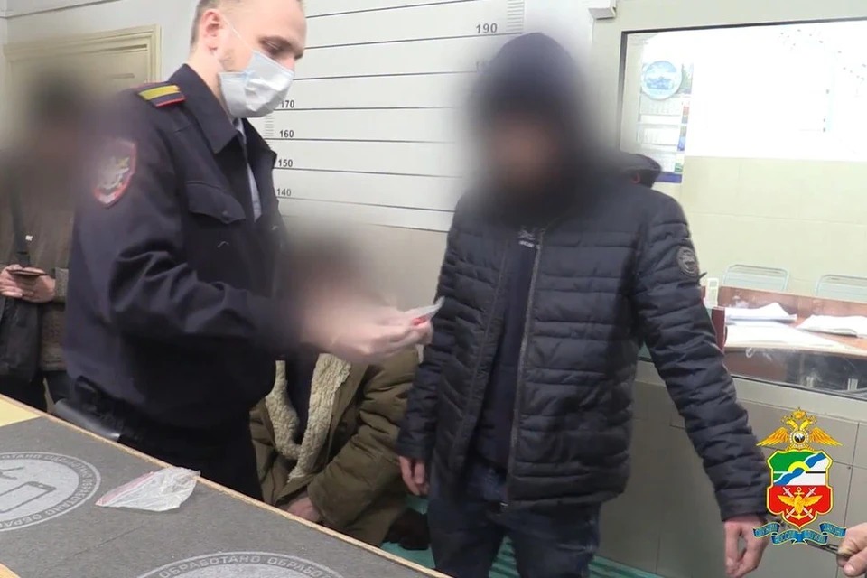 В Новосибирске полицейские обнаружили на железной дороге 22 тайника с гашишем