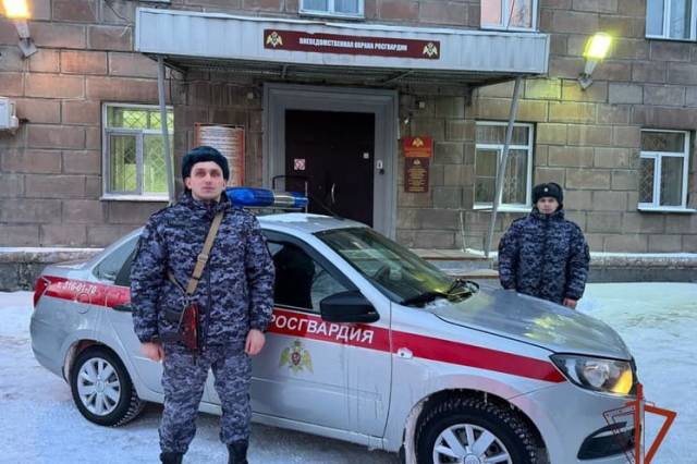 В Новосибирске сотрудники Росгвардии спасли замерзающего на улице мужчину