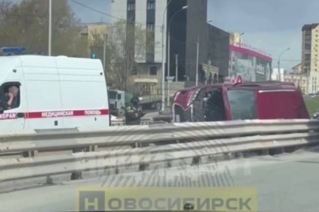 В Новосибирске автомобиль перевернулся на бок на улице Ипподромской