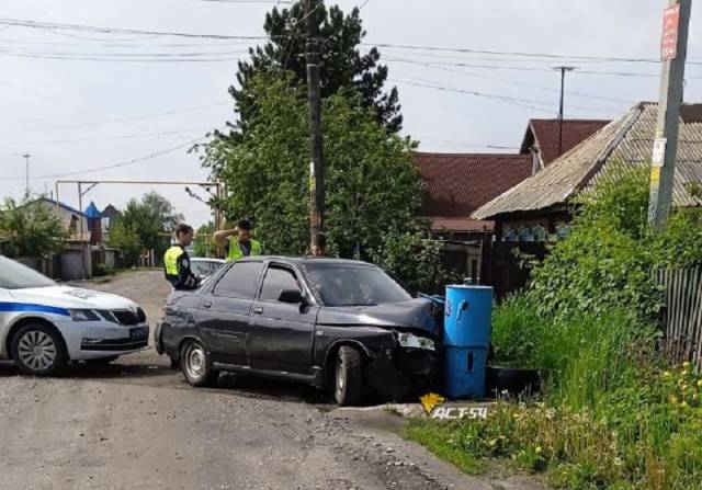 В Новосибирске удиравший от полицейских ВАЗ-2110 врезался в водонапорную колонку