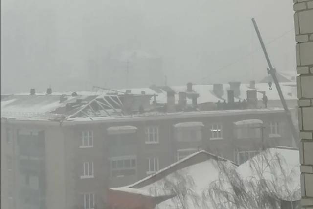 В центре Новосибирска с жилого дома ветром снесло крышу
