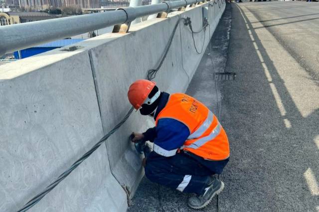 В Новосибирске приступили к ремонту разрушающегося моста через Иню