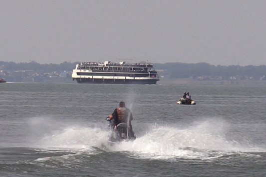 В Новосибирске 53-летний мужчина устроил на Оби незаконные катания на катере