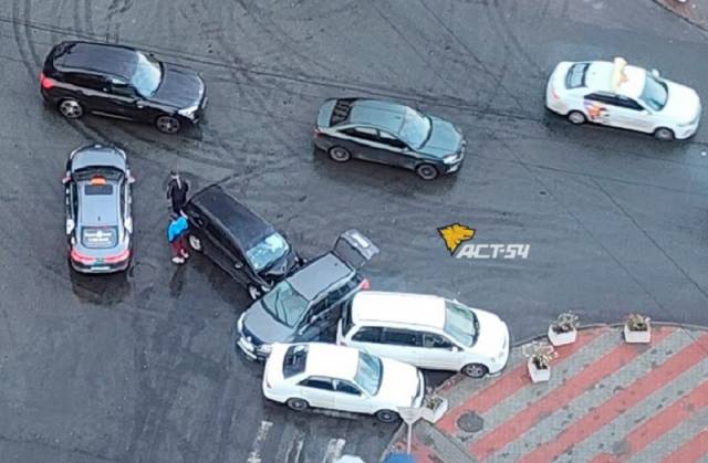 В Новосибирске несколько иномарок пострадали в массовом ДТП