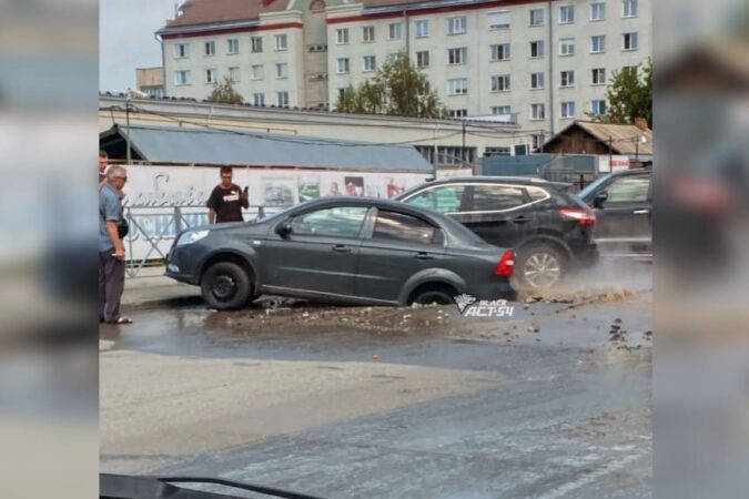 В Ленинском районе Новосибирска прорвало трубу с горячей водой