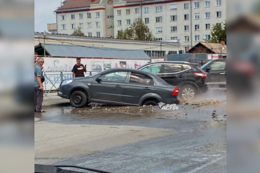 В Ленинском районе Новосибирска прорвало трубу с горячей водой
