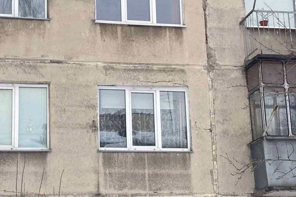 Выбитые стекла и трещины: соседи дома на Линейной тоже пострадали от взрыва
