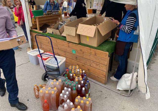 В Новосибирске на городской ярмарке меда нелегально продавали алкоголь