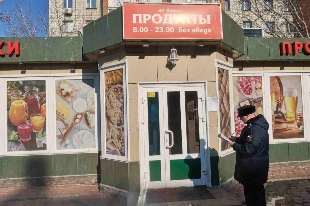 В Новосибирске сносят незаконный магазин на улице Стофато