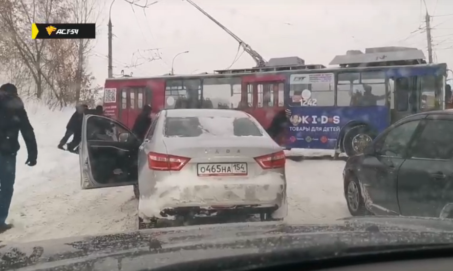 В Новосибирске горожане вынуждены были выталкивать застрявший троллейбус