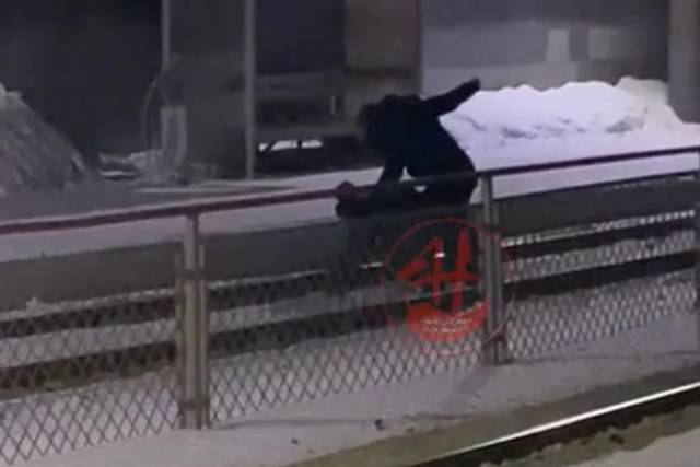 В Новосибирске двое мужчин устроили драку на железнодорожных путях