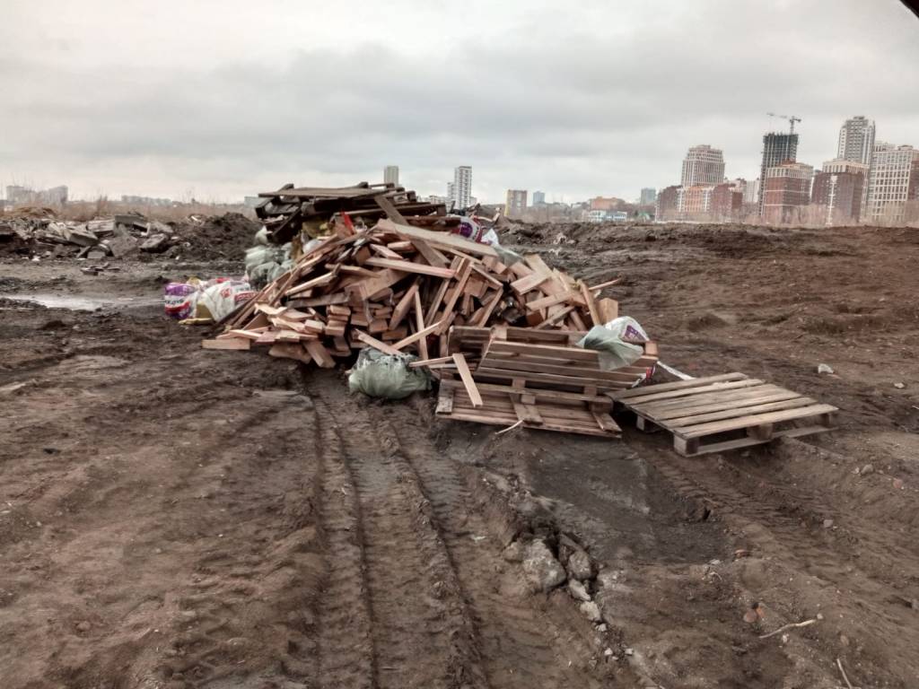 Неизвестные на грузовике ночью скинули гору мусора под Димитровский мост