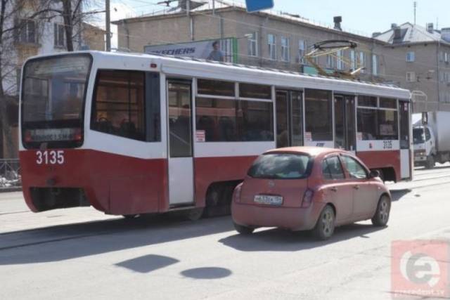 В Новосибирске отремонтировали трамвайные пути на Широкой