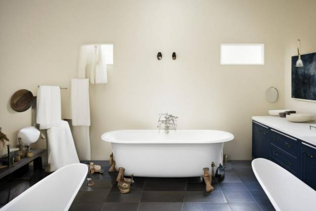 В Новосибирске 100-килограммовый пенсионер застрял в ванной и не смог подняться