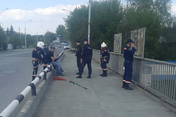 В Новосибирске спасатели сняли с моста мужчину