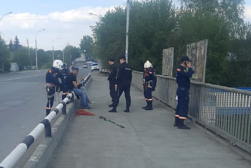 В Новосибирске спасатели сняли с моста мужчину
