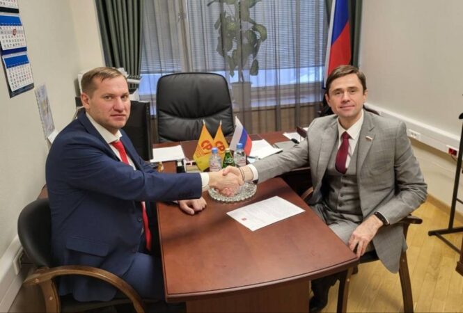 Депутаты трех уровней открыли общественную приемную в Барабинске