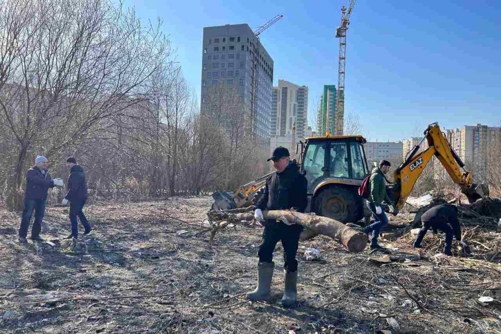 В Новосибирске мэр Анатолий Локоть вышел на городской субботник в будущем парке «Каменка»