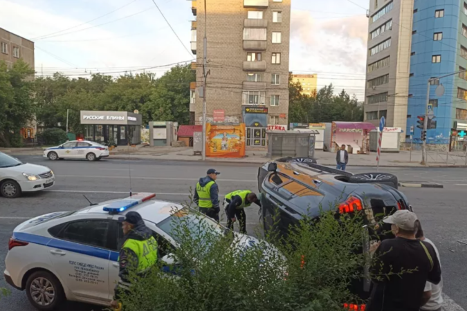 В Новосибирске женщина без прав за рулем внедорожника протаранила машину ДПС