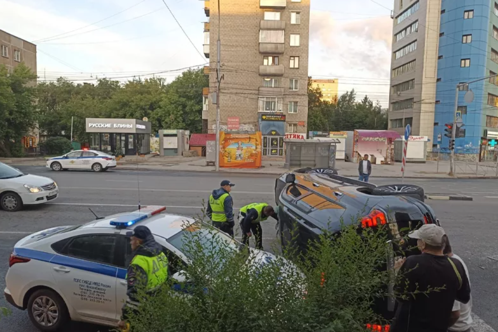 В Новосибирске женщина без прав за рулем внедорожника протаранила машину ДПС