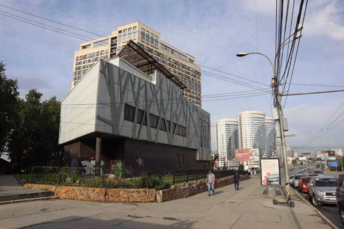 В Новосибирске сносят кафе-самострой в сквере со Змеем Горынычем