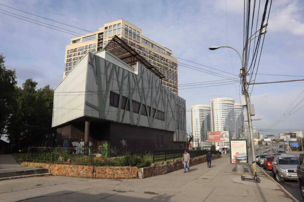 В Новосибирске сносят кафе-самострой в сквере со Змеем Горынычем