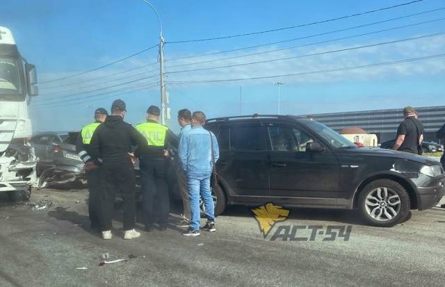 В Новосибирске произошло массовое ДТП на улице Станционной