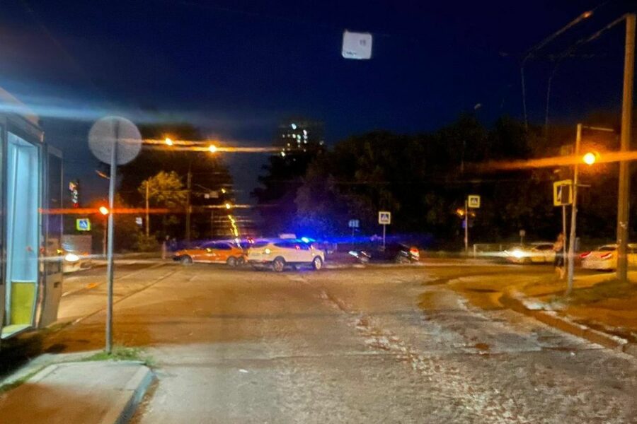 В Новосибирске двое подростков на мотоцикле пострадали в ДТП с машинами