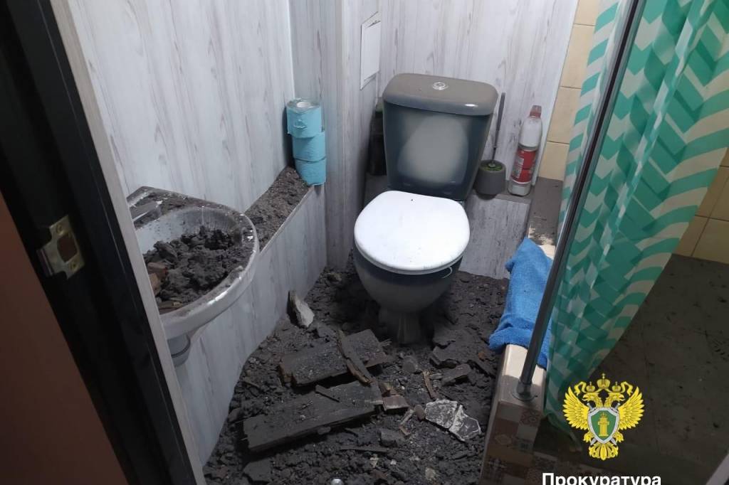 В Новосибирской области в аварийном доме рухнуло перекрытие