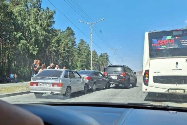 В Новосибирске на Бердском шоссе столкнулись 5 автомобилей