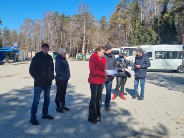 В Новосибирске на конечных остановках общественного транспорта поставят мусорные контейнеры