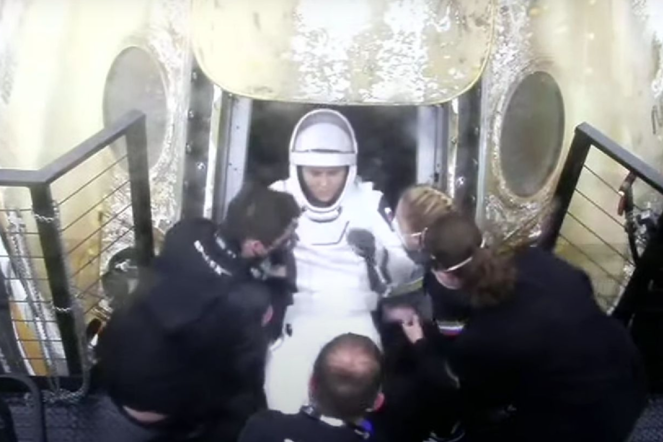 Космонавт из Новосибирска Анна Кикина благополучно вернулась на землю на корабле Crew Dragon