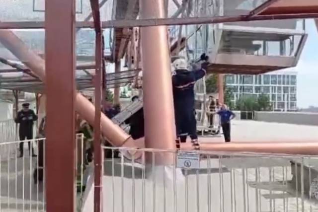 В Новосибирске спасатели эвакуировали 7 человек с остановившегося колеса обозрения