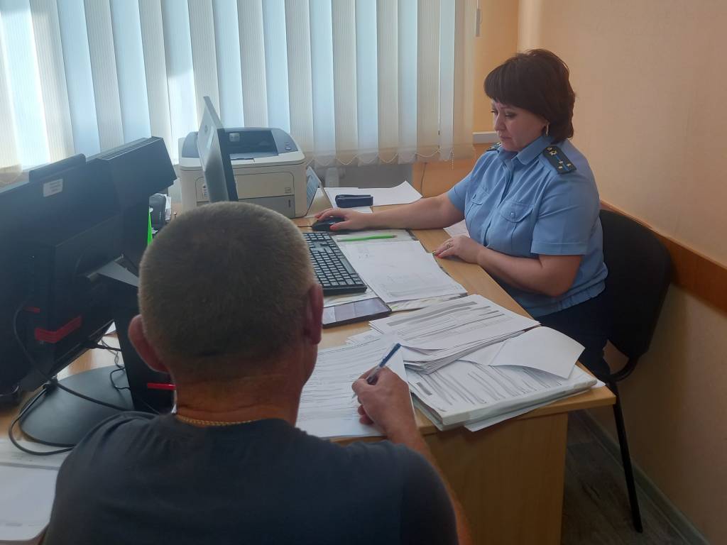 Приставы нашли должника на пеньке в новосибирском лесу