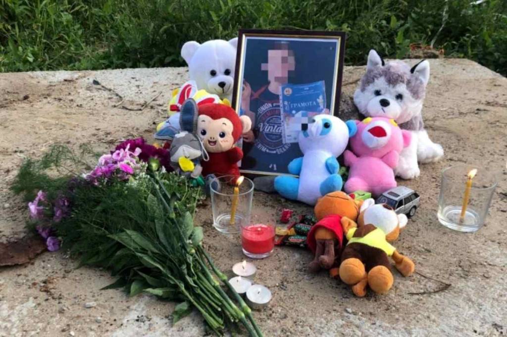 Сибиряки несут игрушки и цветы к месту гибели 9-летнего мальчика